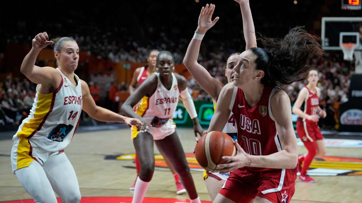 Breanna Stewart, of the United States, goes for a sshot over Spain's Raquel Carrera during the Women's Basketball World Cup semifinal match between the United States and Spain in Berlin, Saturday, Sept. 12, 2026.