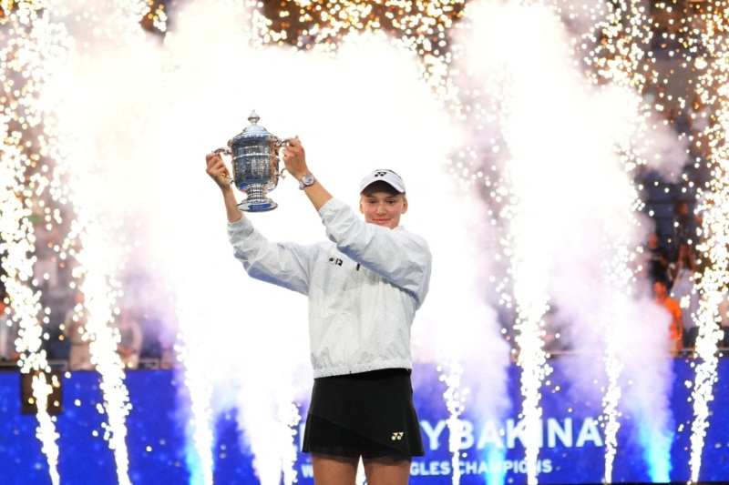 Tennis - U.S. Open - Flushing Meadows, New York, United States - September 12, 2026 Kazakhstan's Elena Rybakina celebrates with the winner's trophy after her final match against Belarus' Aryna Sabalenka IMAGN IMAGES via Reuters/Robert Deutsch
