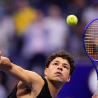 Alexander Zverev beats Ben Shelton to win the US Open title and extend a drought by American men