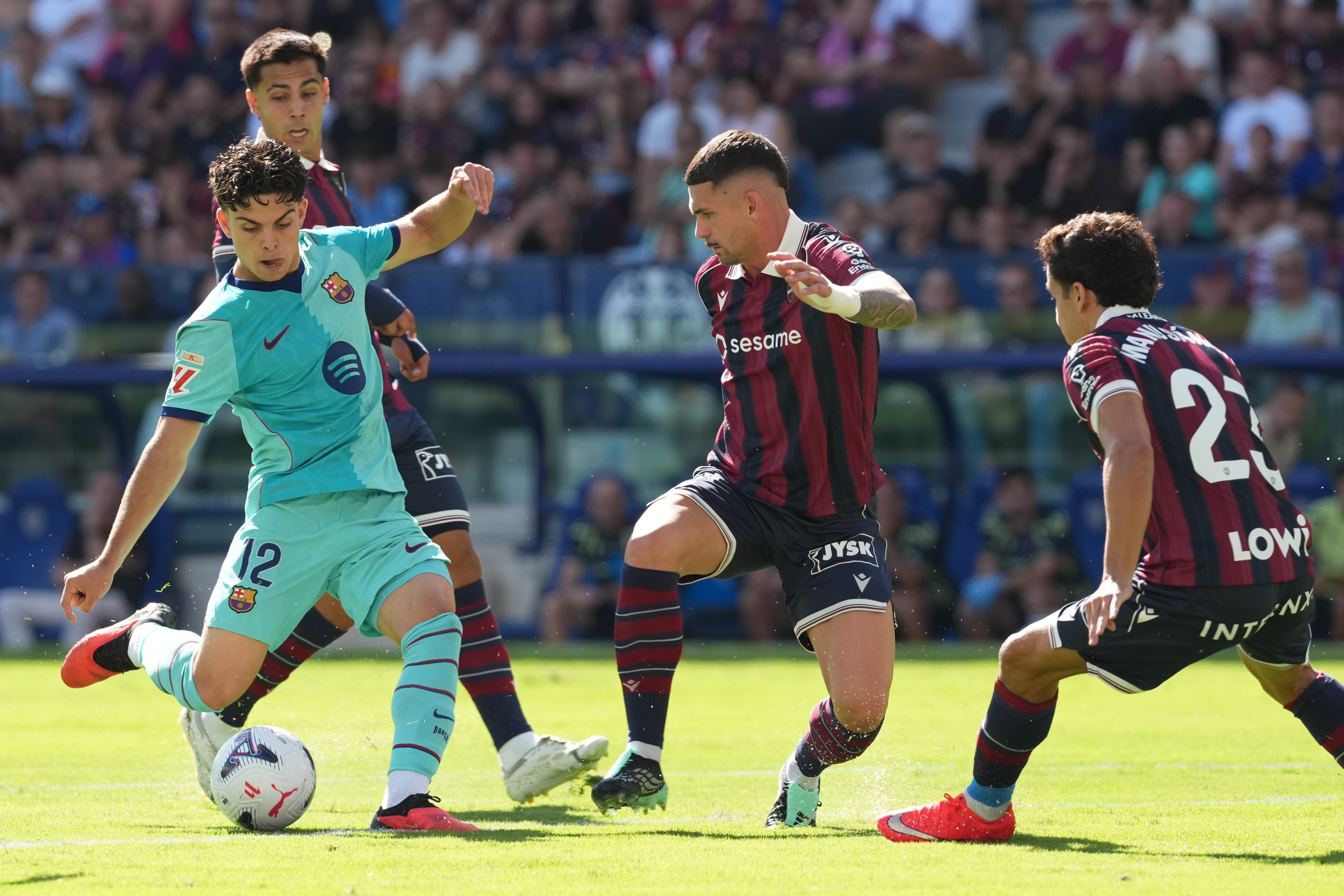 Barcelona's Xavi Espart, left, scores his side's first goal during the Spanish La Liga soccer match between Levante and Barcelona in Valencia, Sunday, Sept. 13, 2026. 