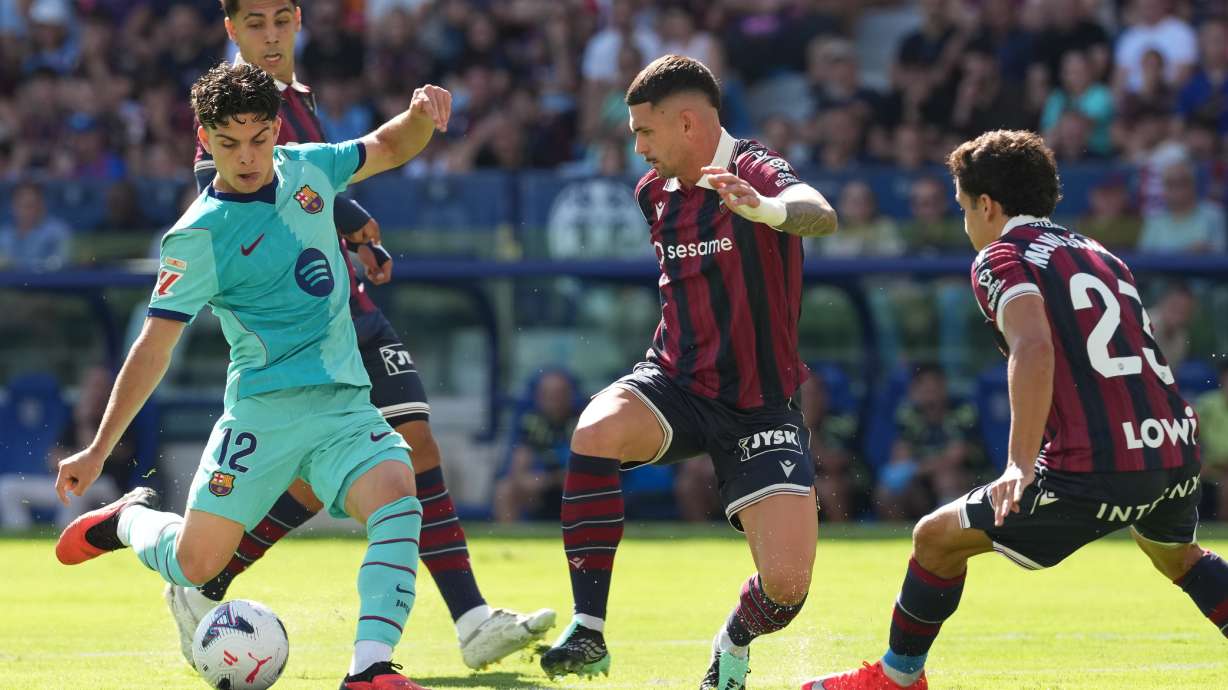 Barcelona's Xavi Espart, left, scores his side's first goal during the Spanish La Liga soccer match between Levante and Barcelona in Valencia, Sunday, Sept. 13, 2026.