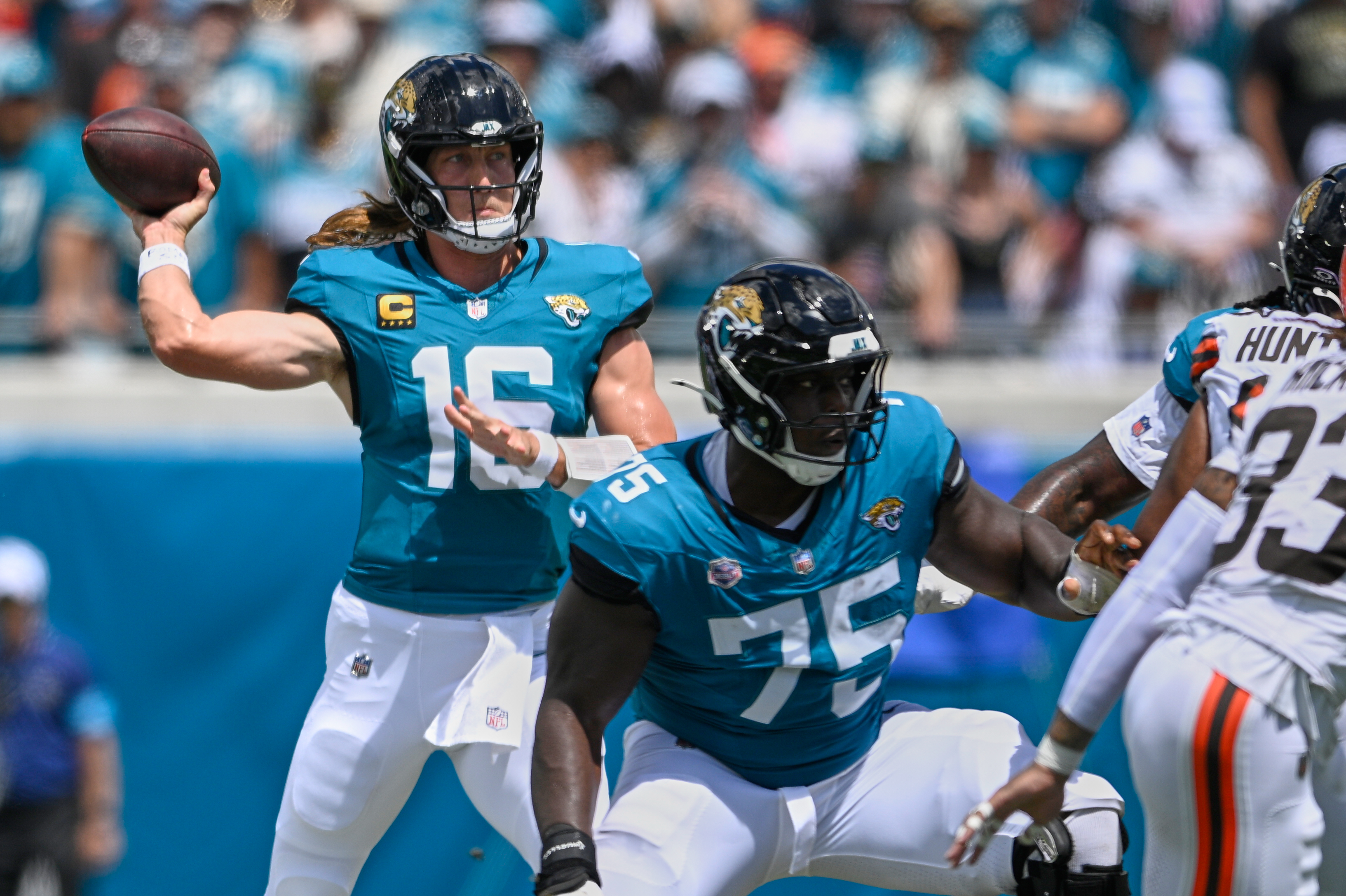 Trevor Lawrence throws 4 TD passes as the Jaguars rout the Browns 34-10 in season opener