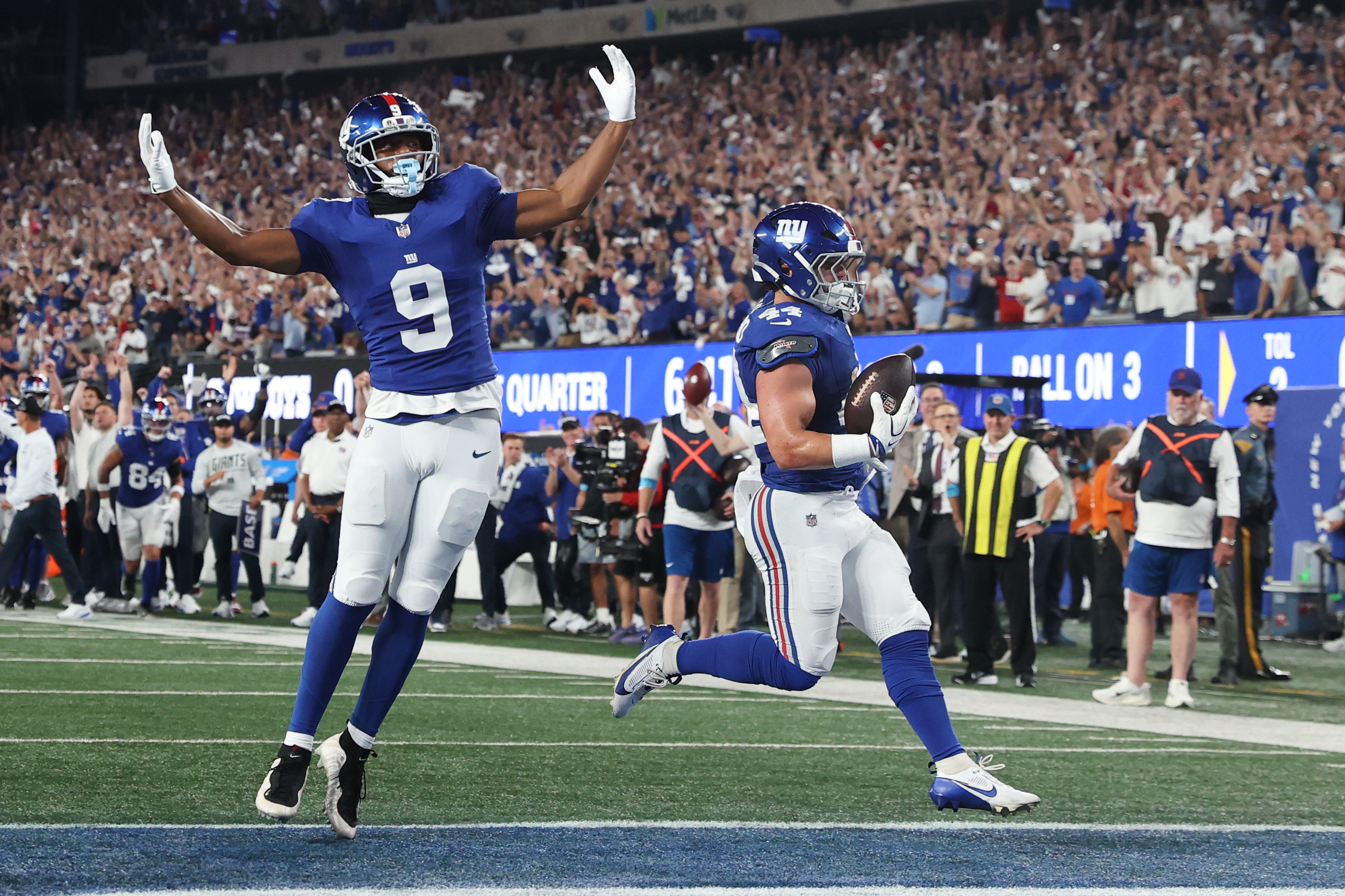 Giants' offense rolls over the Cowboys to give coach John Harbaugh a 28-20 win in his debut