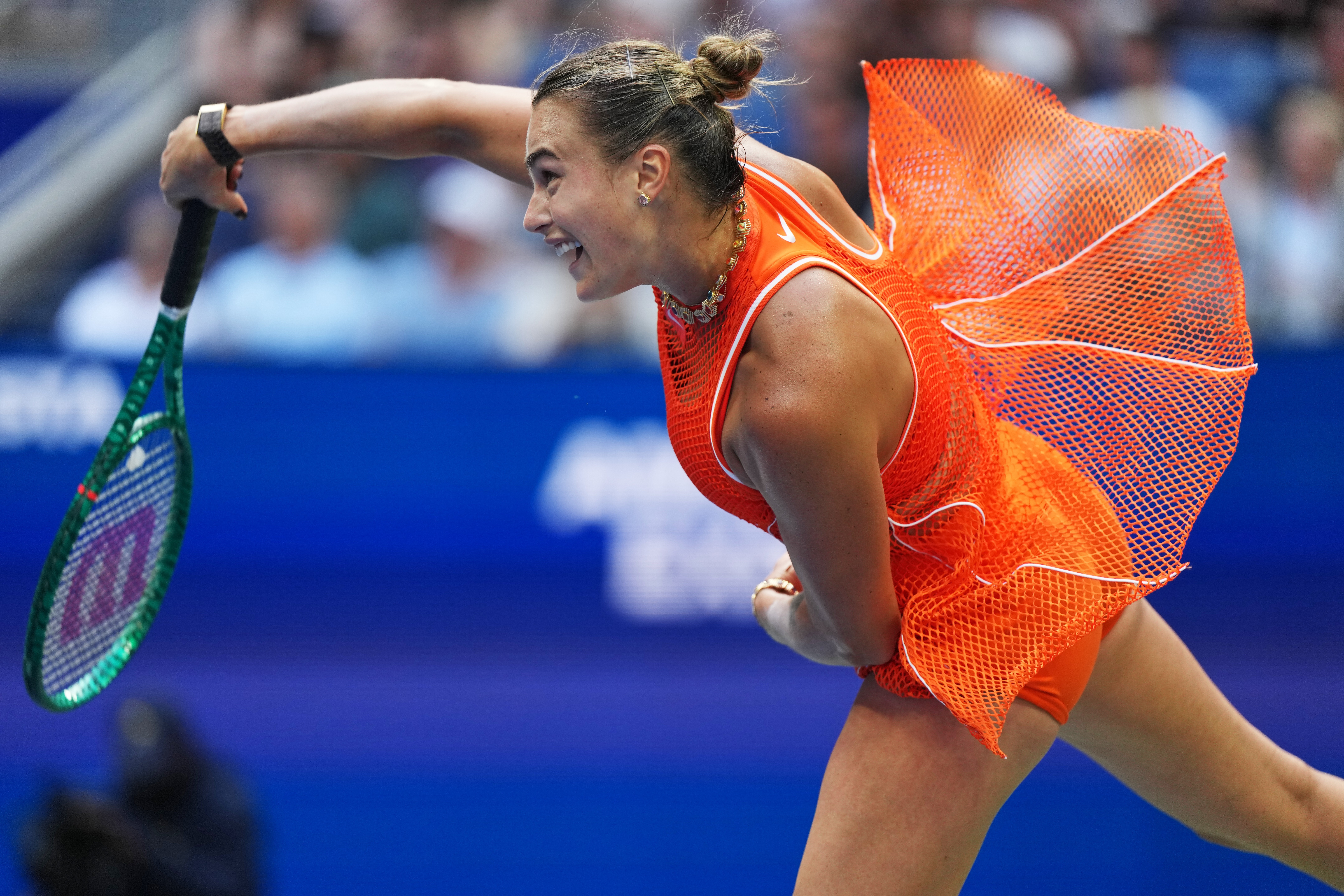 Aryna Sabalenka saca ante Elena Rybakina en la final femenina del US Open, el sábado 12 de septiembre de 2026, en Nueva York. 