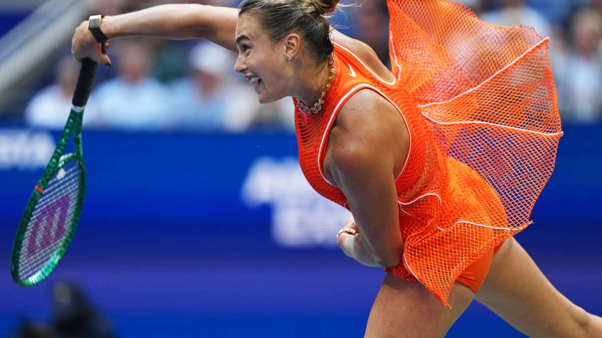 Aryna Sabalenka saca ante Elena Rybakina en la final femenina del US Open, el sábado 12 de septiembre de 2026, en Nueva York.