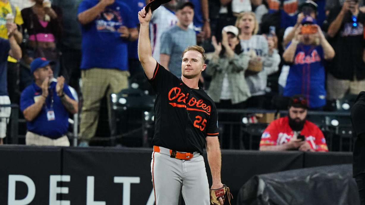 Baltimore Orioles' Pete Alonso gestures to fans before a baseball game against the New York Mets Monday, Sept. 14, 2026, in New York.