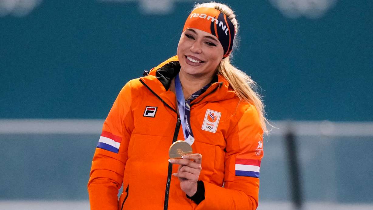 FILE - Jutta Leerdam, of the Netherlands, shows her gold medal after the women's 1,000 meters speedskating race at the 2026 Winter Olympics in Milan, Italy, Feb. 9, 2026.