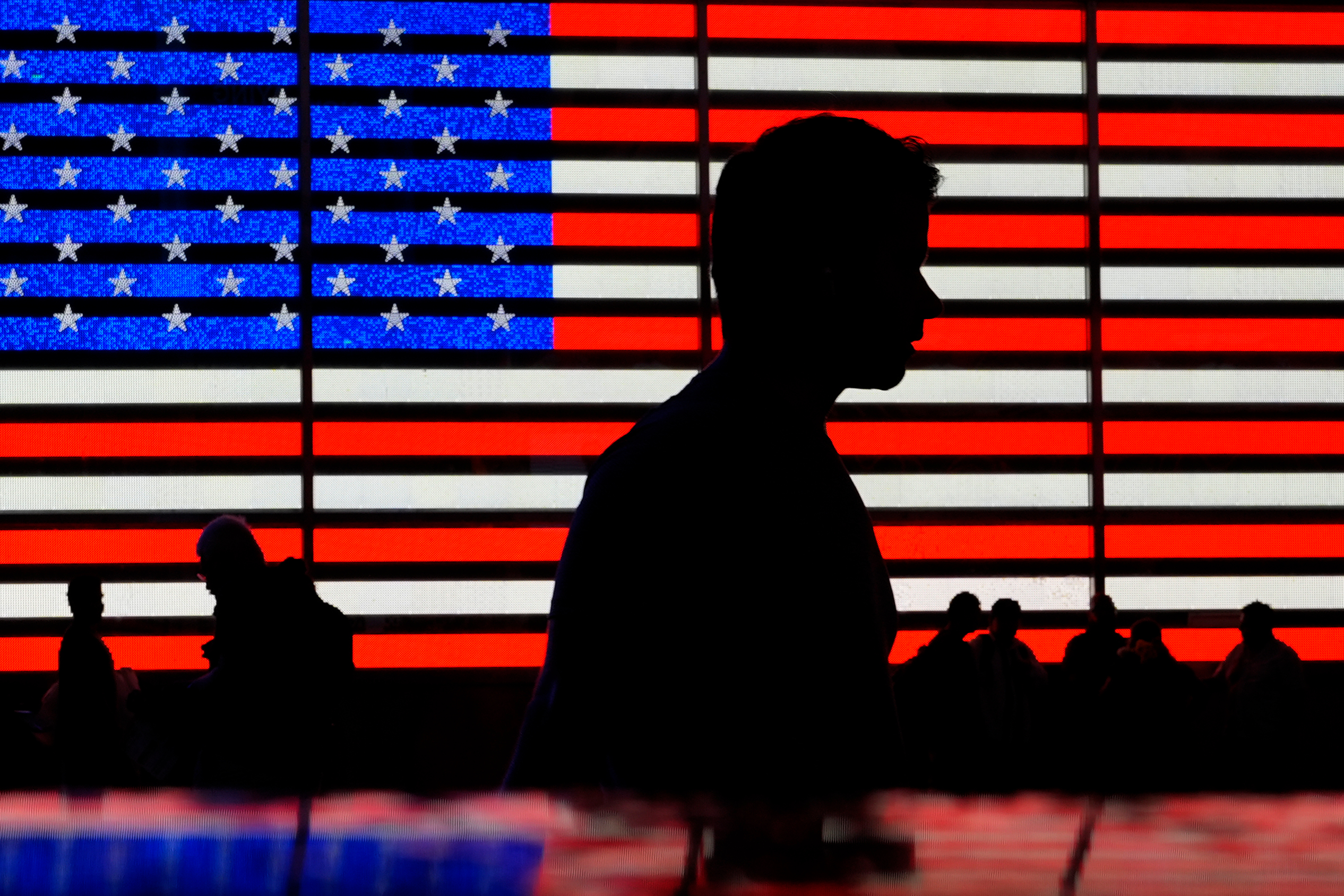 American incomes finally top pre-pandemic levels, fighting against inflation all the way