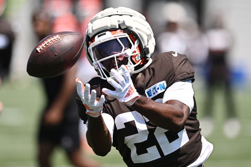 Aug 4, 2026; Berea, OH, USA; Cleveland Browns running back Dylan Sampson (22) goes for a pass during training camp at CrossCountry Mortgage Campus.