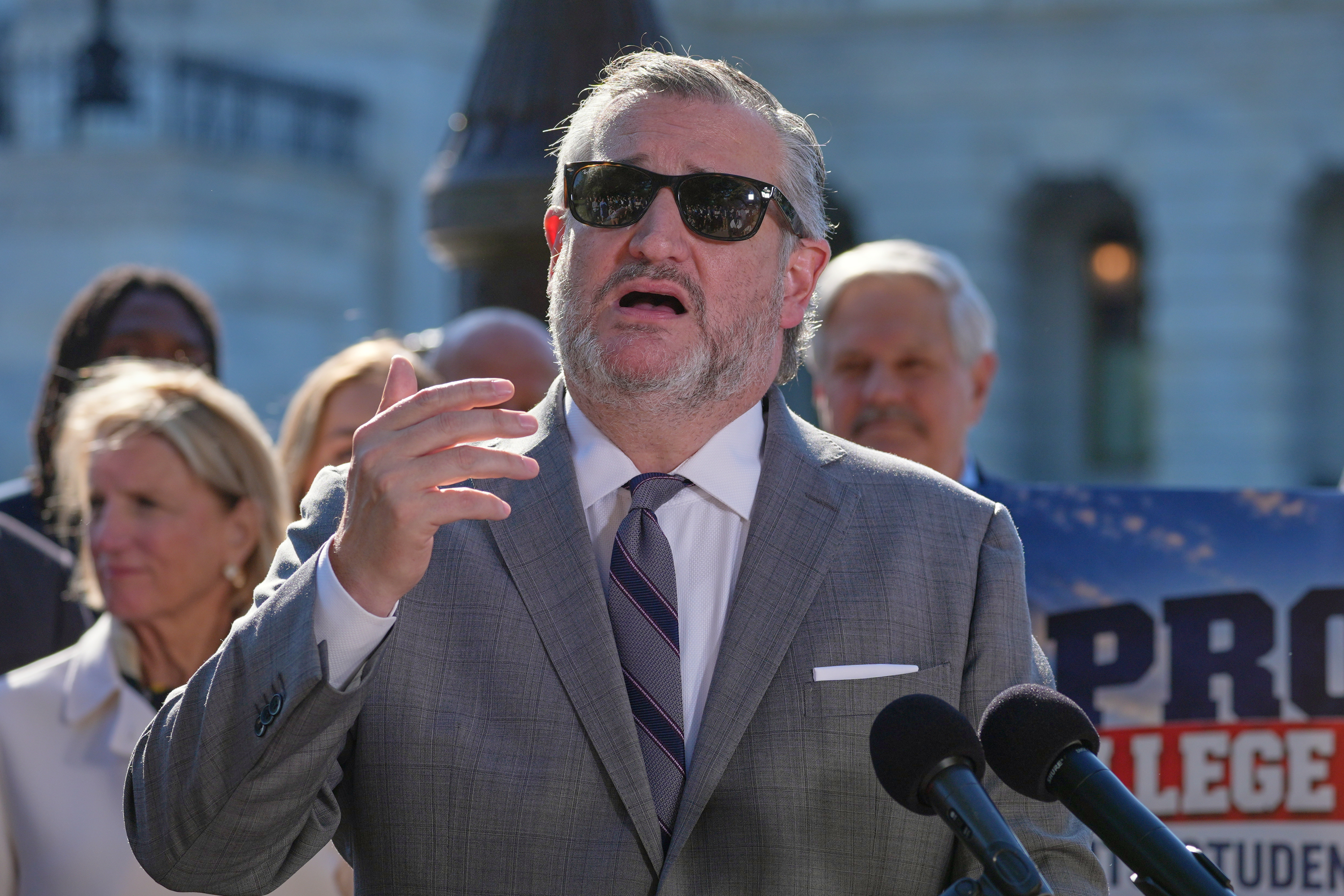 A sweeping college sports overhaul bill clears early hurdle in Senate vote