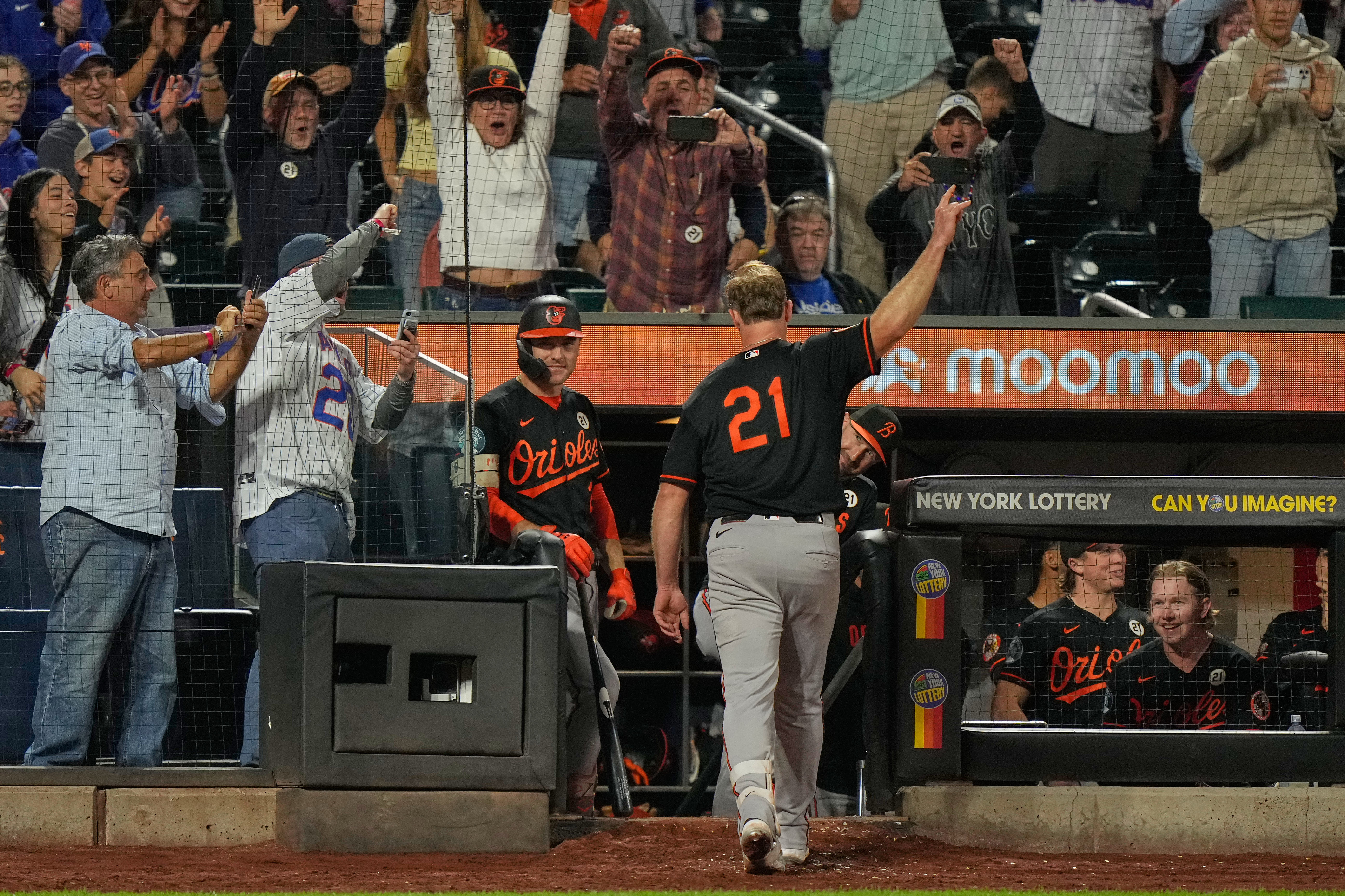Baltimore Orioles' Pete Alonso, center, acknowledges the crowd after hitting a solo home run during the ninth inning of a baseball game against the New York Mets, Tuesday, Sept. 15, 2026, in New York. 