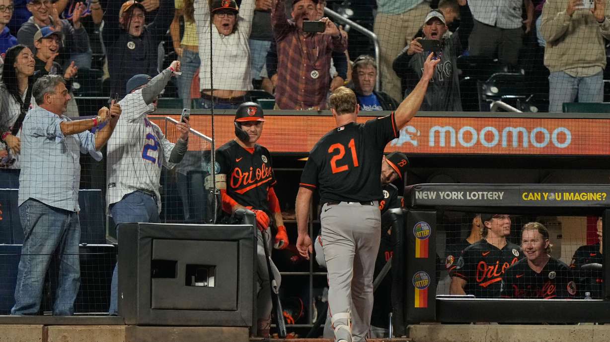 Baltimore Orioles' Pete Alonso, center, acknowledges the crowd after hitting a solo home run during the ninth inning of a baseball game against the New York Mets, Tuesday, Sept. 15, 2026, in New York.