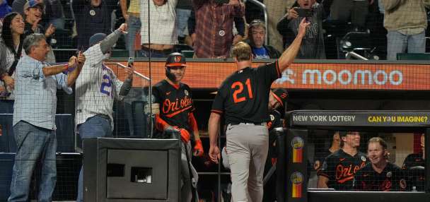 Pete Alonso hits 300th homer to tie game in 9th against Mets and gets rare curtain call on road