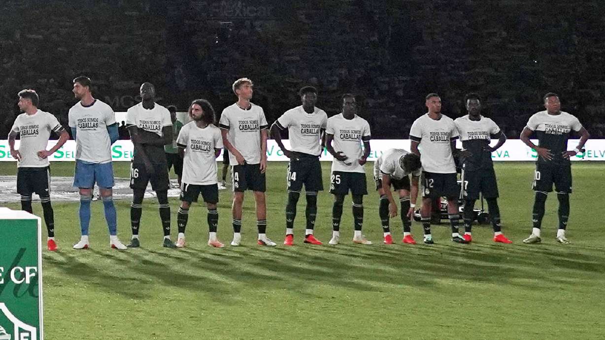 Real Madrid's players line up for the Spanish La Liga soccer match between Elche and Real Madrid in Elche, Spain, Tuesday, Sept. 15, 2026.