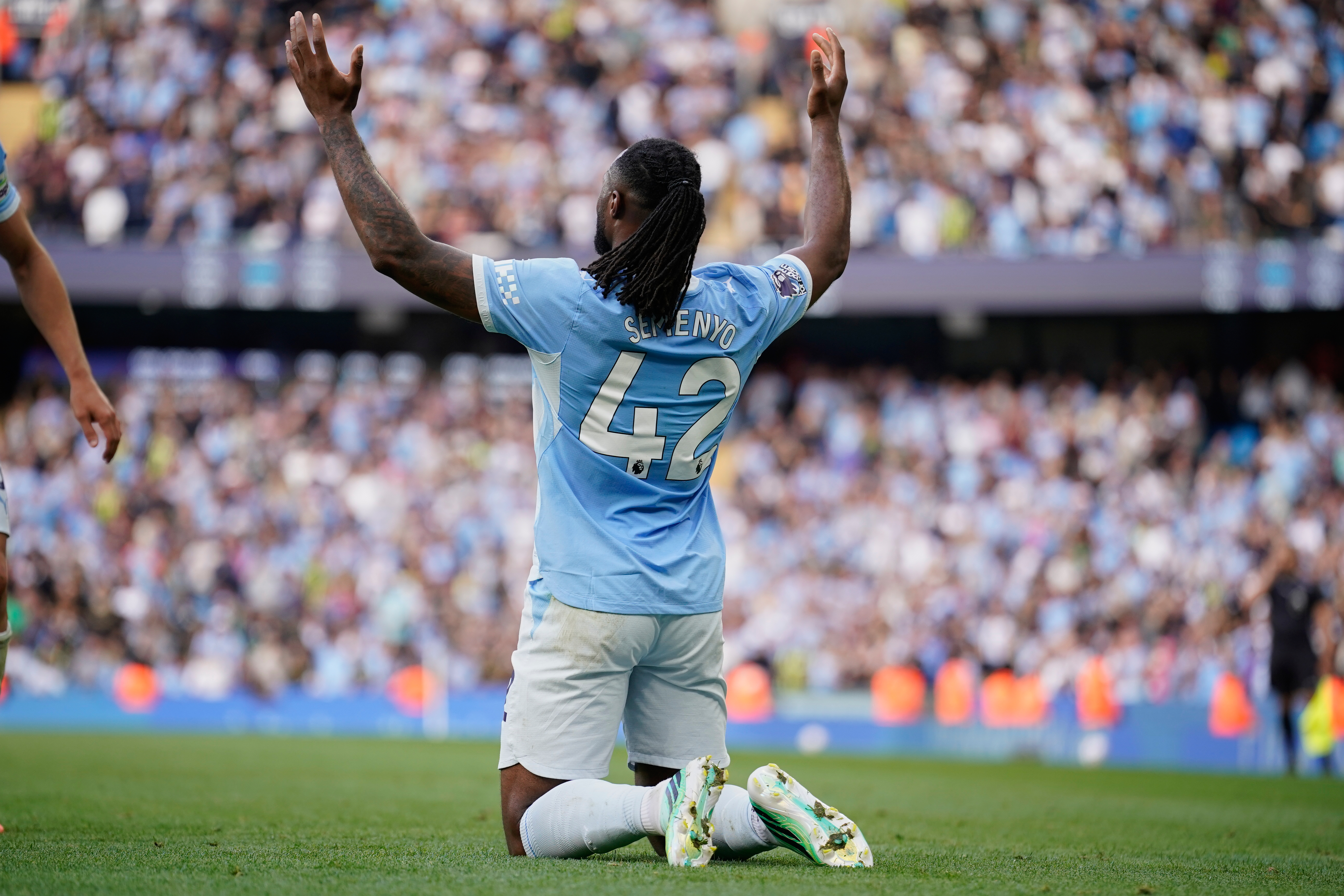Man City wins 8-goal thriller against Sunderland to move clear at top of Premier League
