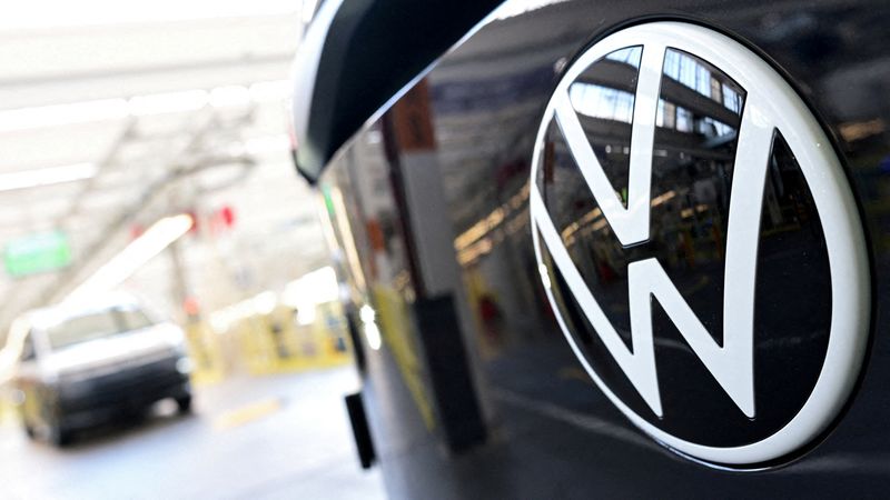 Volkswagen, Porsche shares extend losses following profit warning