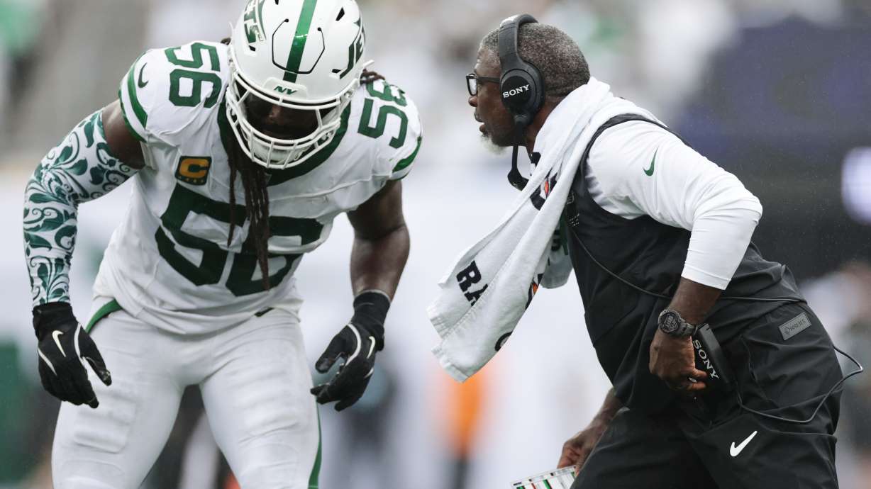 New York Jets head coach Aaron Glenn, right, talks to Jets outside linebacker Demario Davis (56) during an NFL football game against the Green Bay Packers in East Rutherford, N.J., Sunday, Sept. 20, 2026.