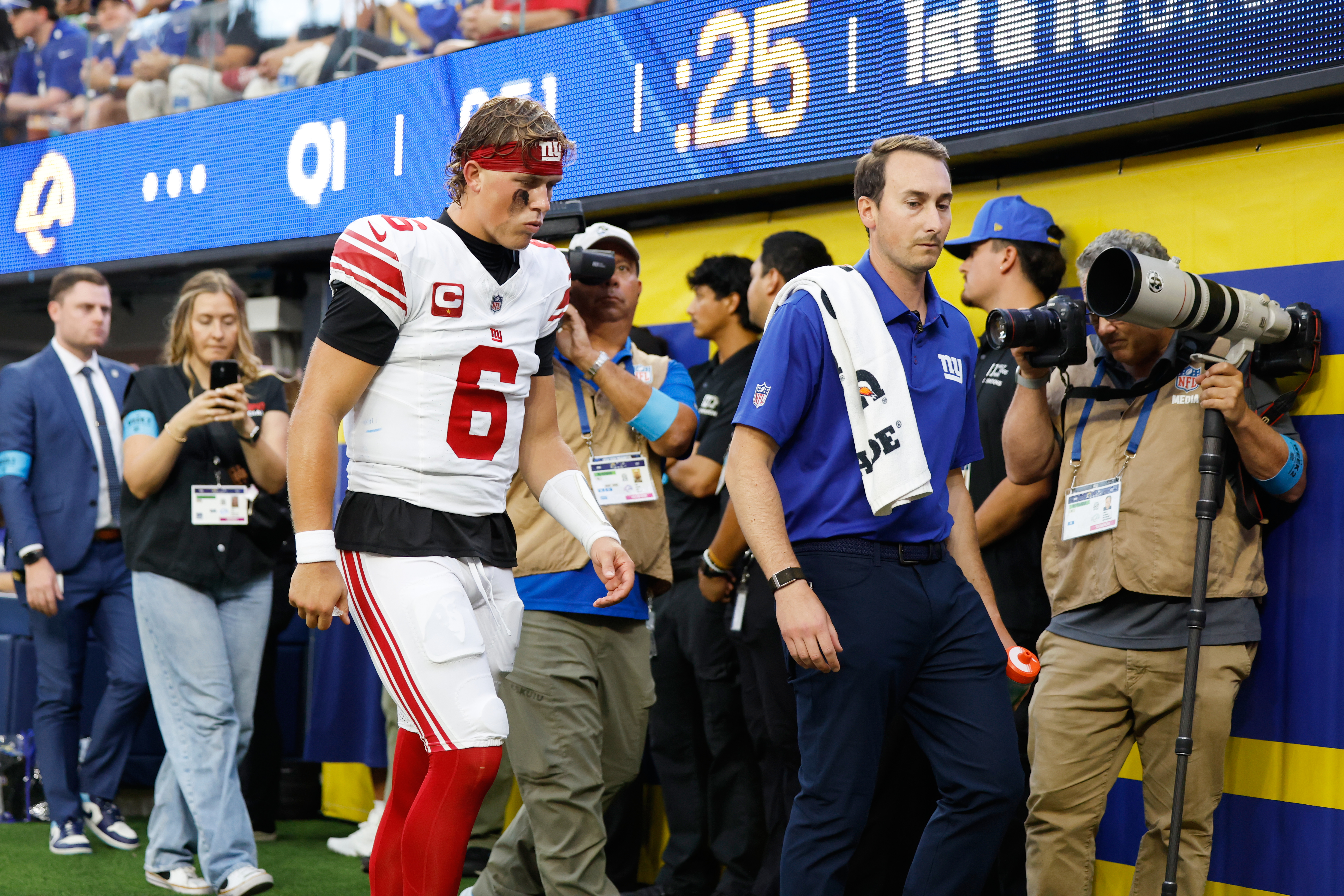 Giants QB Jaxson Dart exits with knee injury on first series vs. Rams