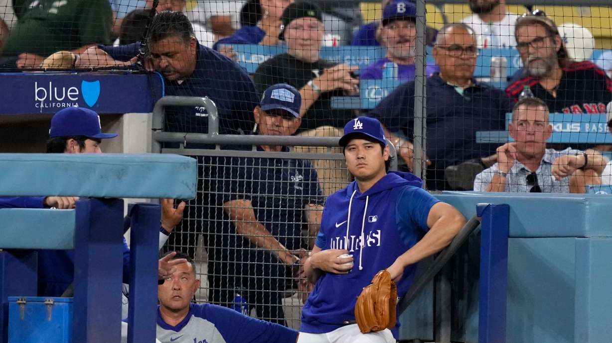 ARCHIVO — El bateador designado de los Dodgers de Los Ángeles, Shohei Ohtani, observa desde la caseta durante la primera entrada de un partido de béisbol contra los Rojos de Cincinnati, el martes 8 de septiembre de 2026, en Los Ángeles.