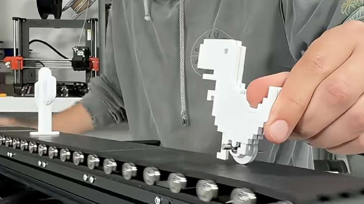 A YouTuber built a mainly 3D-printed machine mirroring Chrome's internet's out dinosaur game.