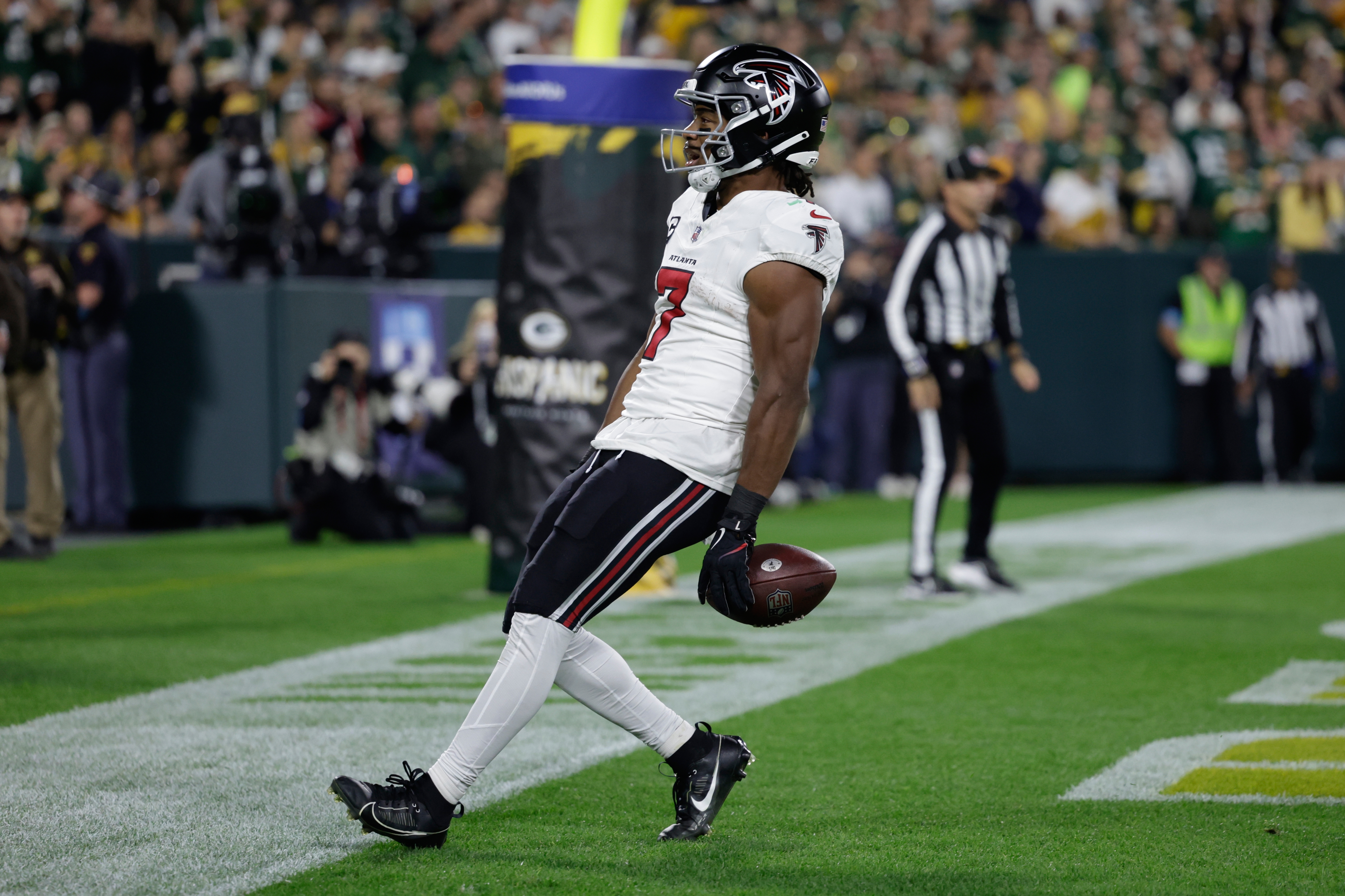 Bijan Robinson runs roughshod over the Packers as the Falcons breeze to a 35-14 victory