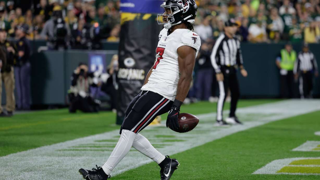Atlanta Falcons' Bijan Robinson runs for a touchdown during the first half of an NFL football game against the Green Bay Packers in Green Bay, Wis., Thursday, Sept. 24, 2026.