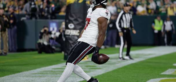 Bijan Robinson runs roughshod over the Packers as the Falcons breeze to a 35-14 victory