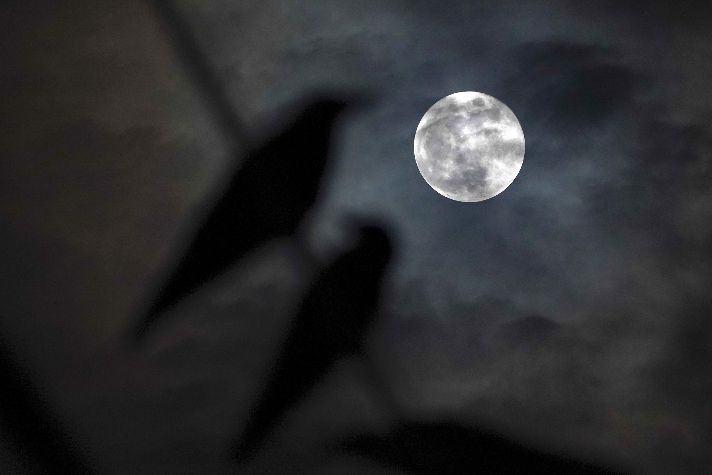 The harvest moon pairs up with Saturn for a 2-for-1 celestial display