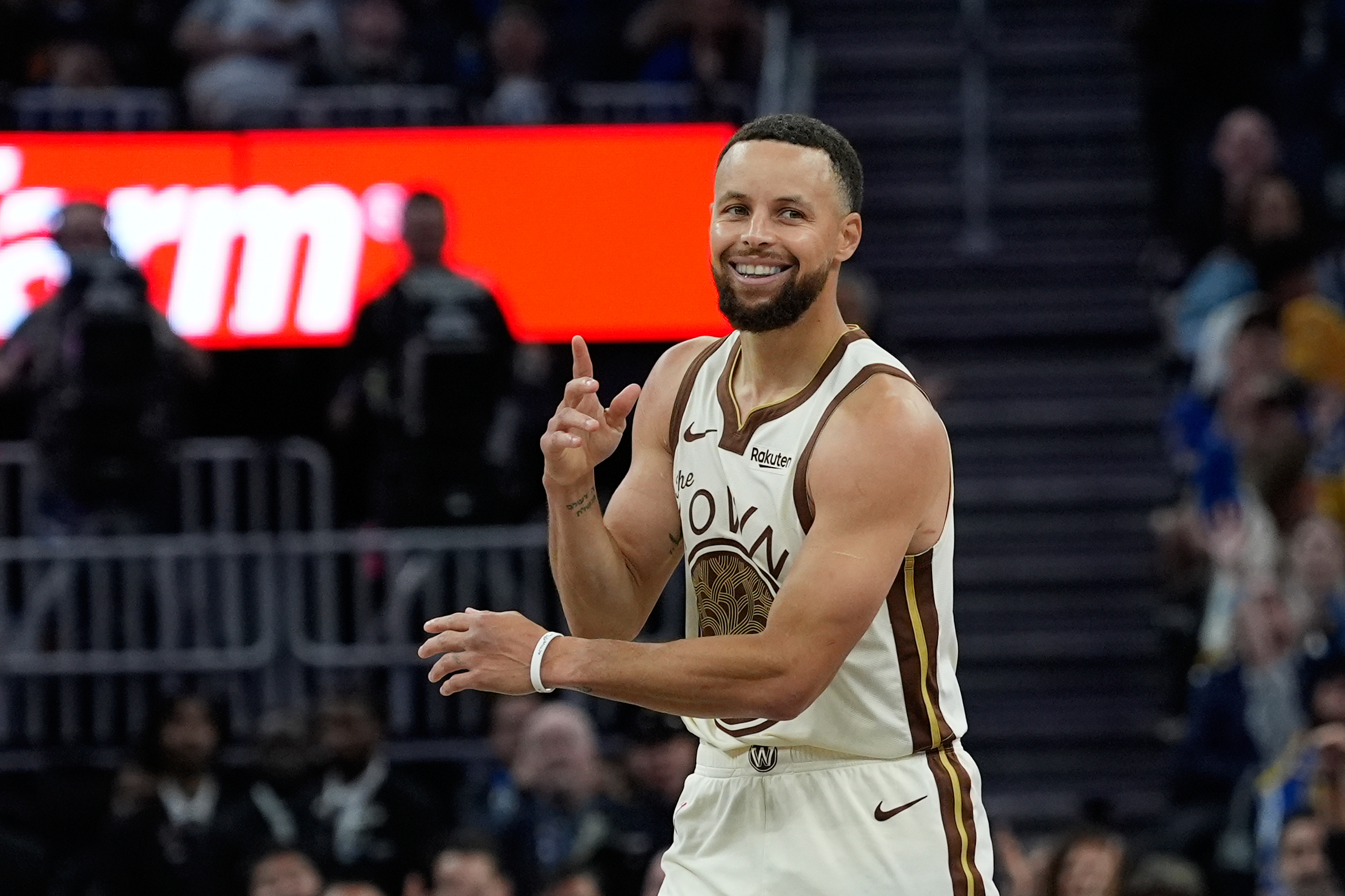 Stephen Curry and Warriors agree to 2-year contract extension worth $116 million, AP source says