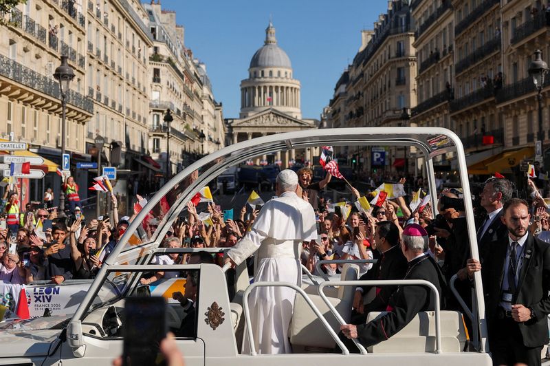 Vast crowd greets pope with 'Leo' chants at France tour's biggest event