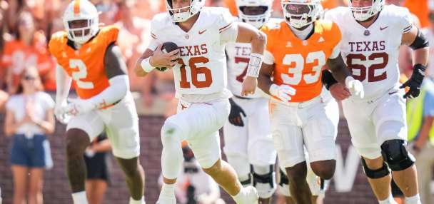 Colin Simmons ties program-record with 5 sacks as No. 1 Texas beats No. 14 Tennessee 20-17