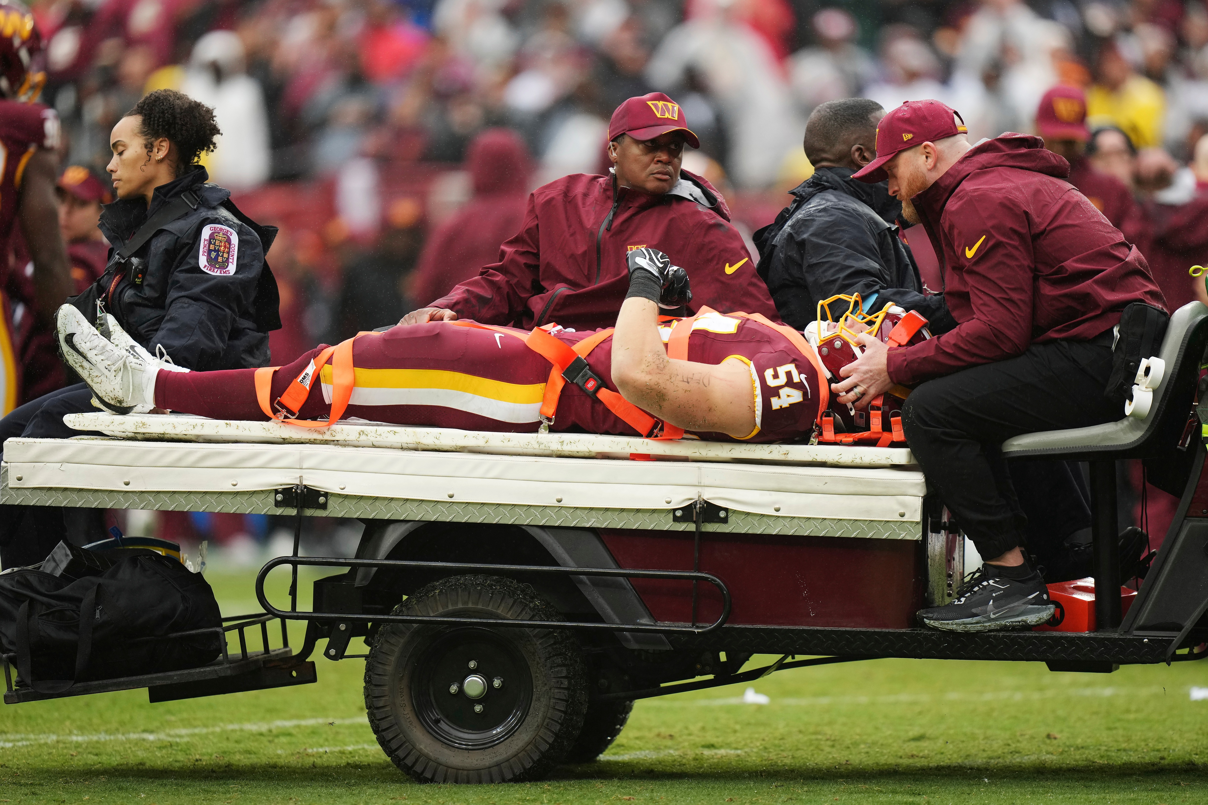 Washington LB Leo Chenal carted off with a neck injury against Seattle