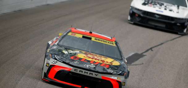 Kyle Larson passes Chase Briscoe with 7 laps left to win for the fourth time at Kansas Speedway