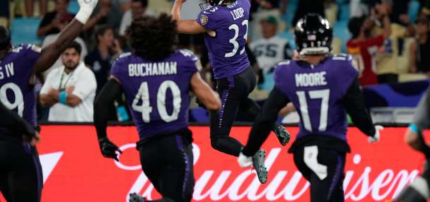Jackson's pass, alert timeout call lead to Loop's 56-yard field goal as Ravens beat Cowboys 34-31