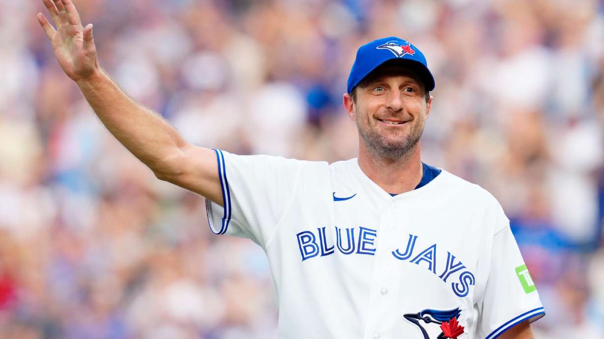 Toronto Blue Jays pitcher Max Scherzer (31) reacts to fans after he was pulled from the game against the Cincinnati Reds during eighth inning MLB baseball action in Toronto on Sunday, Sept. 27, 2026.