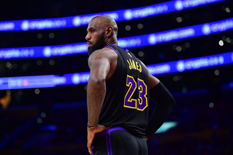 NBA-LeBron soaks in brotherly love in Philly media debut
