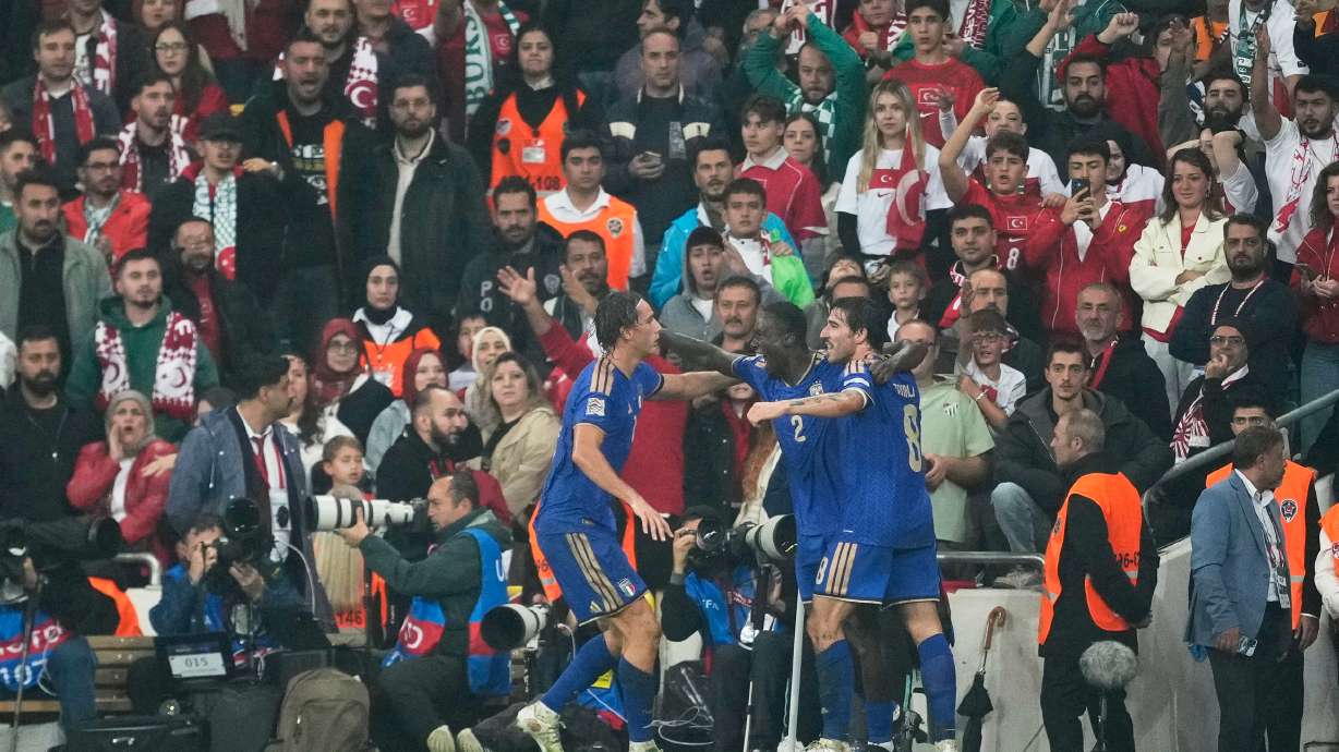 Italy's Michael Kayode, centre, celebrates with teammates after scoring his side's third goal during the UEFA Nations League soccer match between Turkey and Italy in Bursa, Turkey, Monday, Sept. 28, 2026.