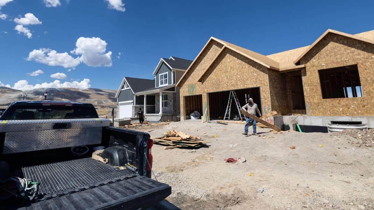 Construction workers build a house in Herriman on Aug. 22. Americans applying for mortgages in August saw a slight decrease in the size of a typical monthly payment from the previous month, a new analysis from the Mortgage Bankers Association shows.