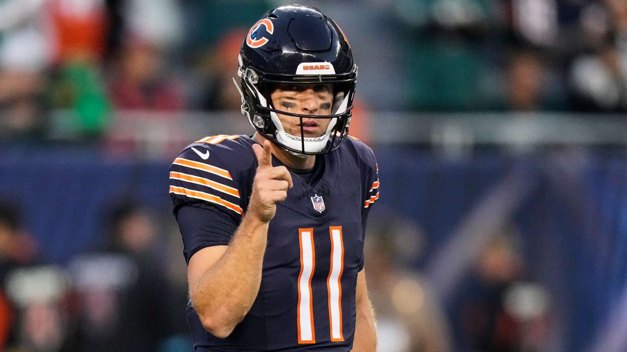 Chicago Bears' Case Keenum warms up before an NFL football game against the Philadelphia Eagles in Chicago, Monday, Sept. 28, 2026.