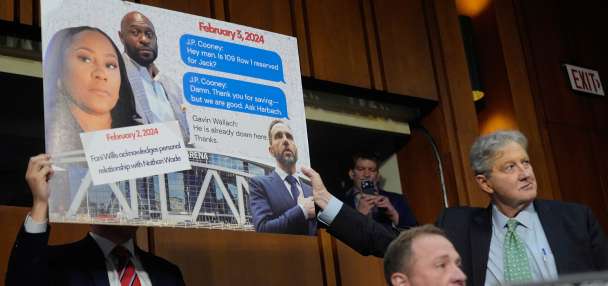 Hawks? Hawkeyes? Schmitt in probing Smith mistakes basketball mascots