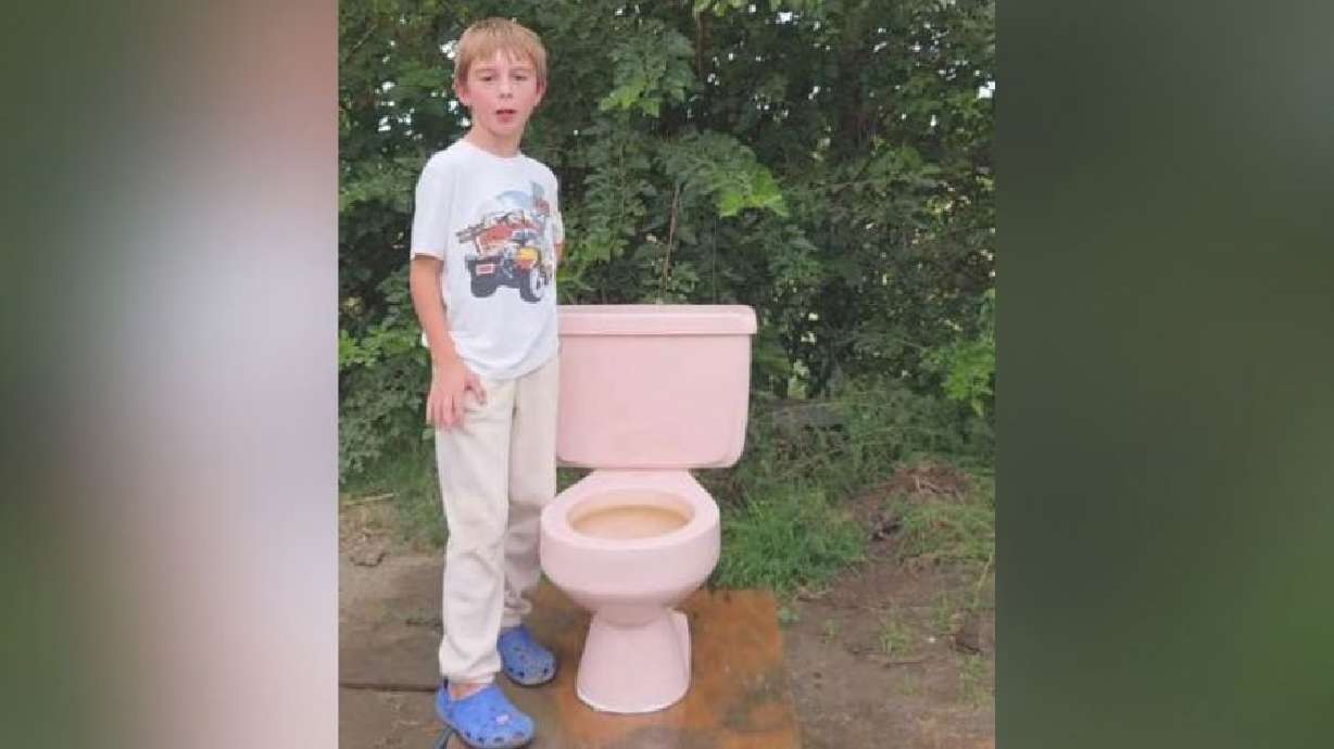 Damian, as he's referred to, has the largest collection of vintage toilets that I've ever seen... and it doesn't matter that I've never seen a collection of vintage toilets before.