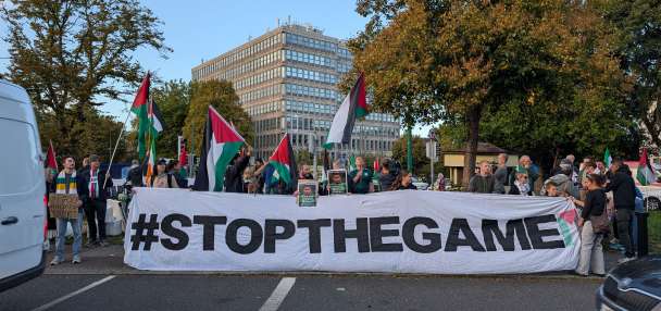 Protesters throw tennis balls and call on Ireland to boycott second match against Israel