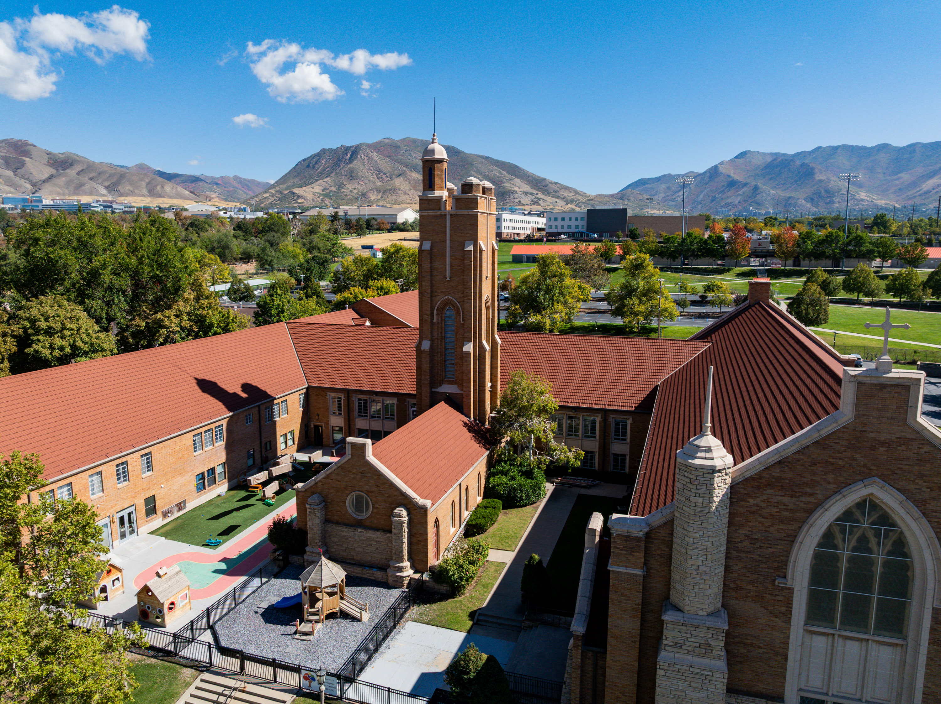 The First Baptist Church of Salt Lake City, completed in the 1950s has enough space to house 1,000 worshippers.
