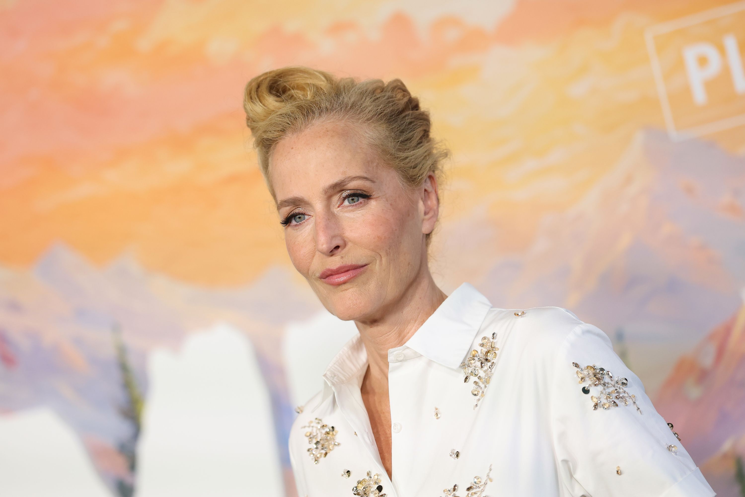 Gillian Anderson urged superfans not to repeatedly sit in the front row of her West End show, calling it "distracting."