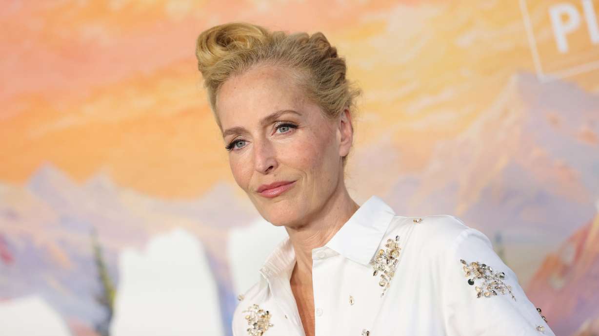 Gillian Anderson urged superfans not to repeatedly sit in the front row of her West End show, calling it "distracting."