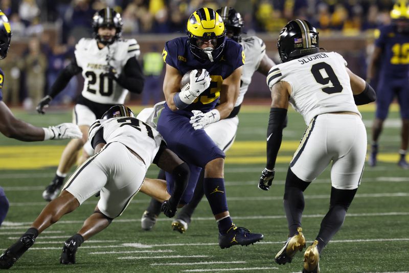 FILE PHOTO: Nov 1, 2025; Ann Arbor, Michigan, USA;  Michigan Wolverines tight end Zack Marshall (83) runs the ball in the second half against the Purdue Boilermakers at Michigan Stadium.