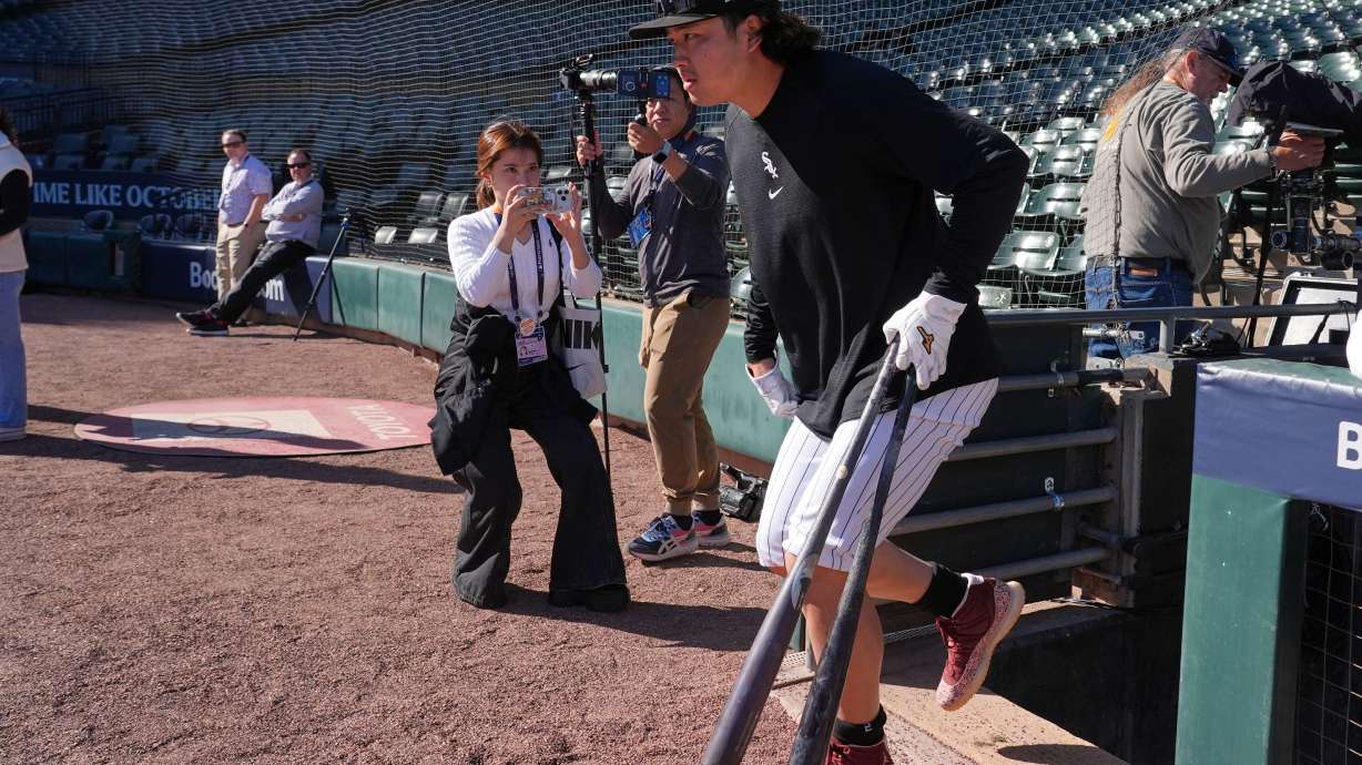 Chicago White Sox's Munetaka Murakami of Japan, runs onto the field for a baseball workout, Tuesday, Oct. 6, 2026, in Chicago, ahead of Wednesday's Game 3 in the American League Division Series against the Cleveland Guardians.