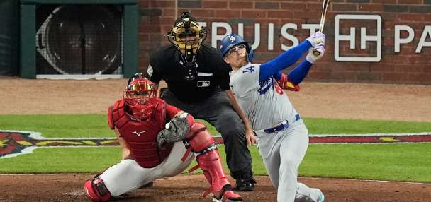 Kiké Hernández continues clutch postseason hitting for Dodgers with a 2-run homer off Chris Sale