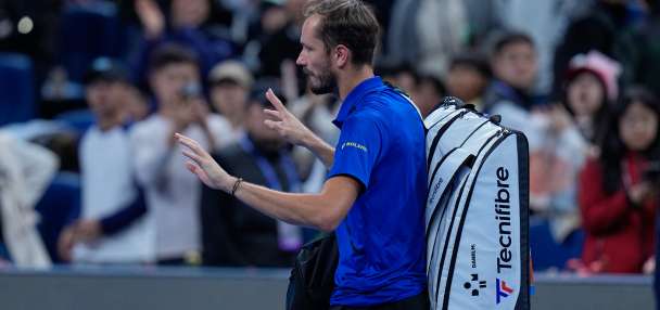 Medvedev advances at Shanghai in his first match since his China Open disqualification