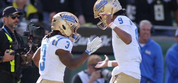 No. 21 UCLA downs turnover-plagued No. 13 Oregon 17-15 to remain undefeated